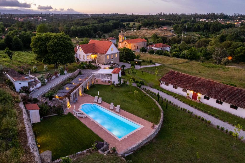 een luchtzicht op een landgoed met een zwembad bij Quinta Lusitânia in Santa Comba Dão