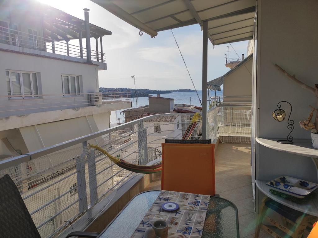 Zdjęcie z galerii obiektu Διαμέρισμα για 4 με θέα θάλασσα σε ήσυχη γειτονιά w Chalkidzie