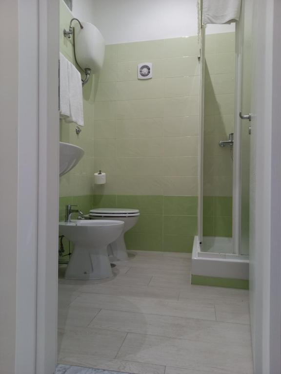 A bathroom at M & M
