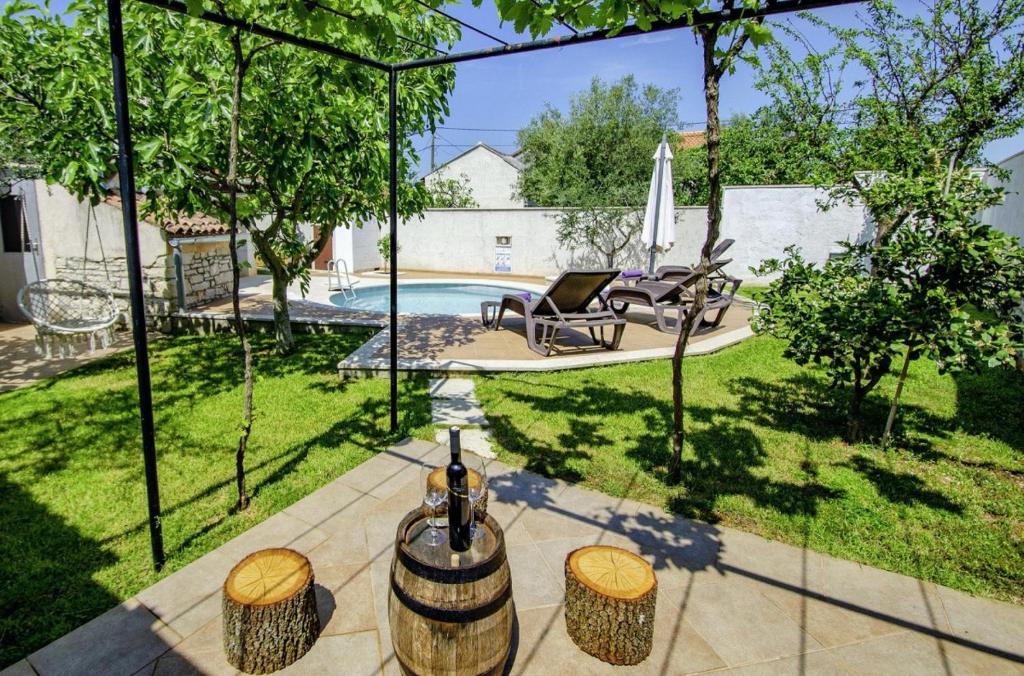 Bazén v ubytovaní Villa Rosana in Muntić - Haus für 4-5 Personen alebo v jeho blízkosti