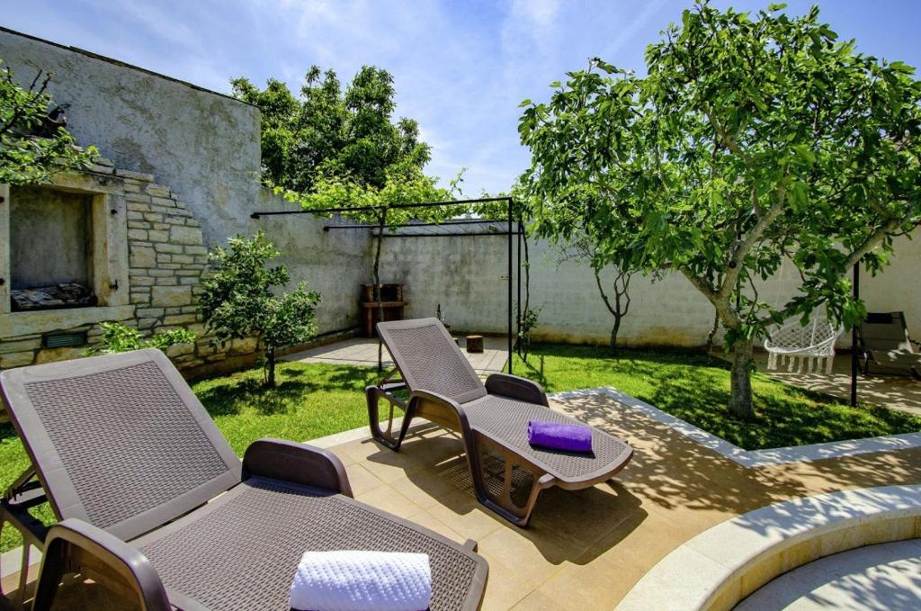 Vonkajšia záhrada v ubytovaní Villa Rosana in Muntić - Haus für 4-5 Personen