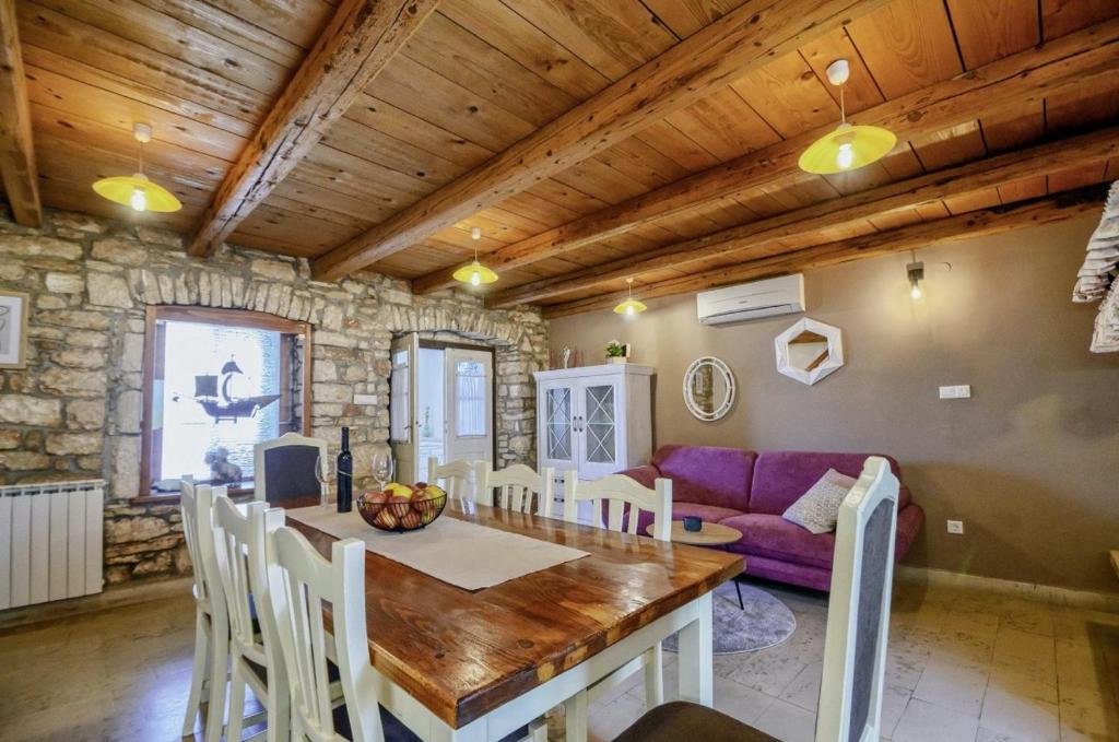 Posedenie v ubytovaní Villa Rosana in Muntić - Haus für 4-5 Personen