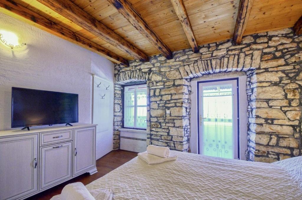 Televízia a/alebo spoločenská miestnosť v ubytovaní Villa Rosana in Muntić - Haus für 4-5 Personen