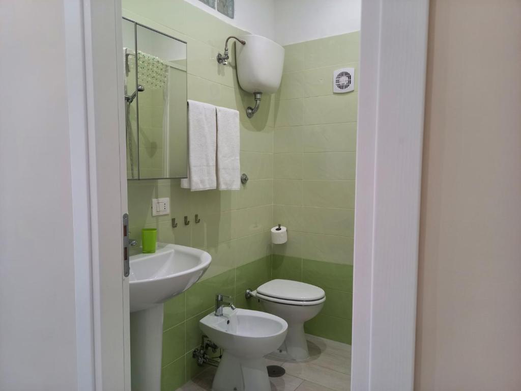 A bathroom at M & M
