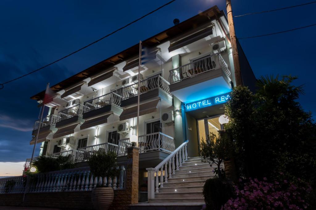 un hôtel avec un panneau indiquant le motel à l'est dans l'établissement Rea Hotel, à Paralia Katerinis