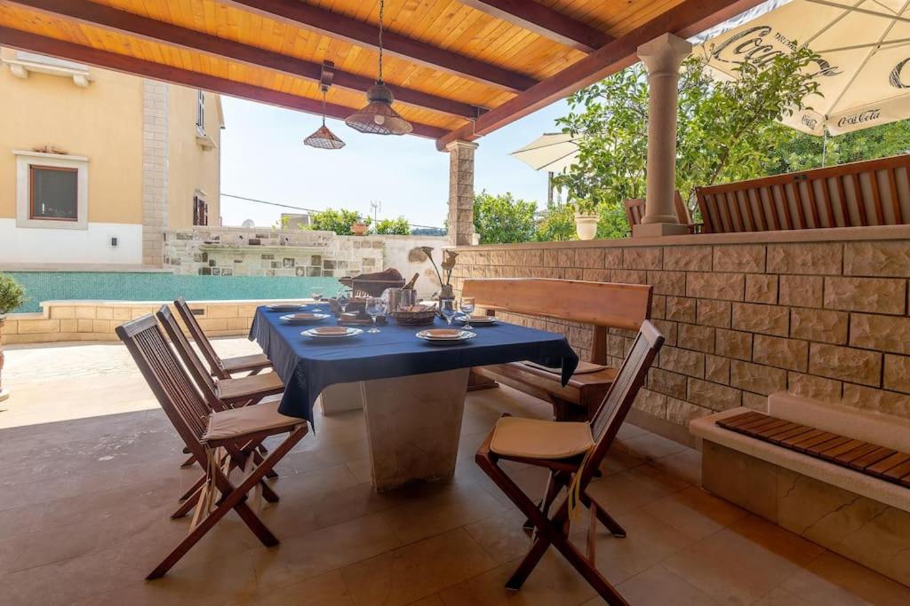 Fotografie z fotogalerie ubytování 4 bedrooms seafront Villa LAURUS with heated pool for up to 8 people v destinaci Sumartin