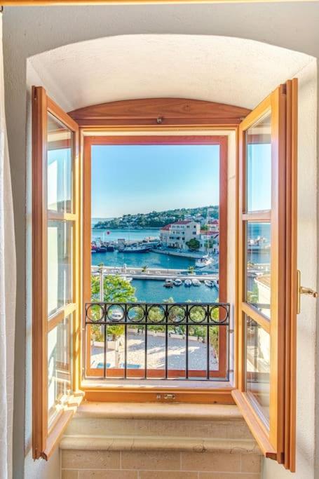 Fotografie z fotogalerie ubytování 4 bedrooms seafront Villa LAURUS with heated pool for up to 8 people v destinaci Sumartin