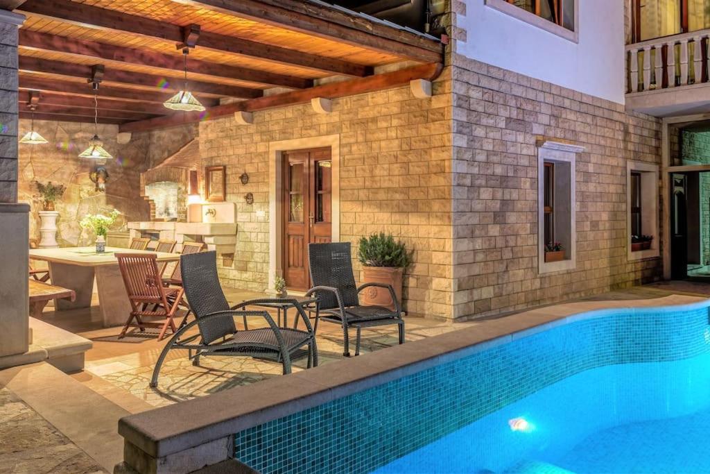 Fotografie z fotogalerie ubytování 4 bedrooms seafront Villa LAURUS with heated pool for up to 8 people v destinaci Sumartin