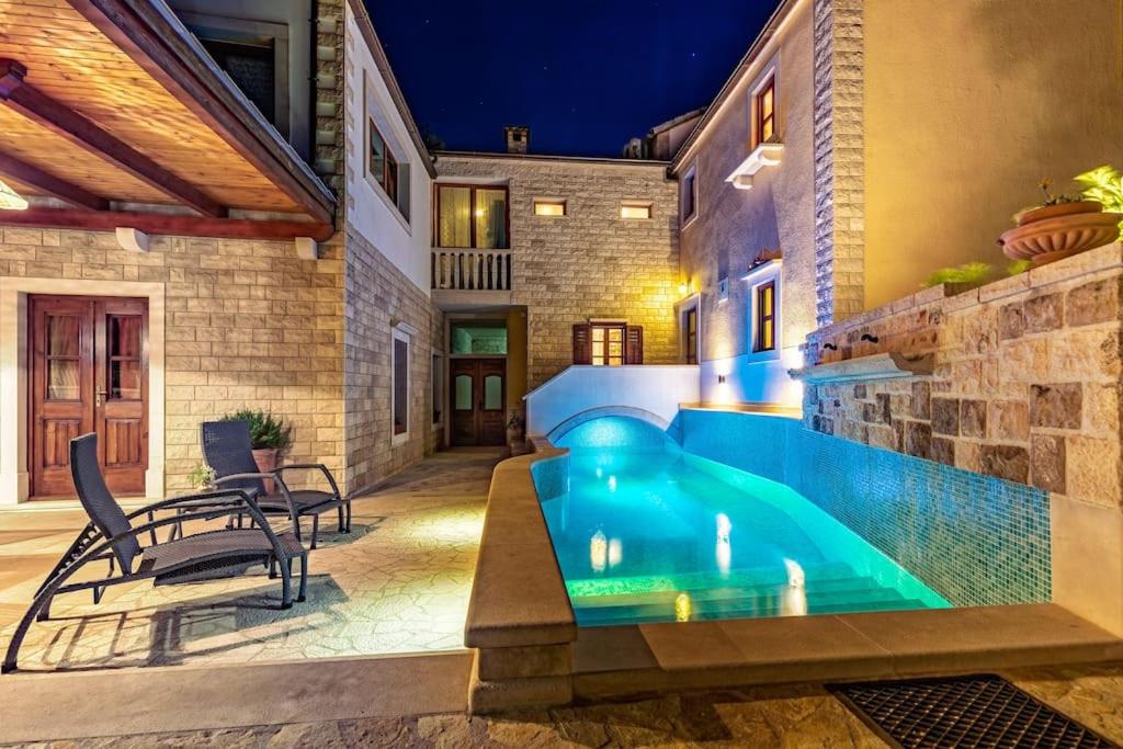 Fotografie z fotogalerie ubytování 4 bedrooms seafront Villa LAURUS with heated pool for up to 8 people v destinaci Sumartin