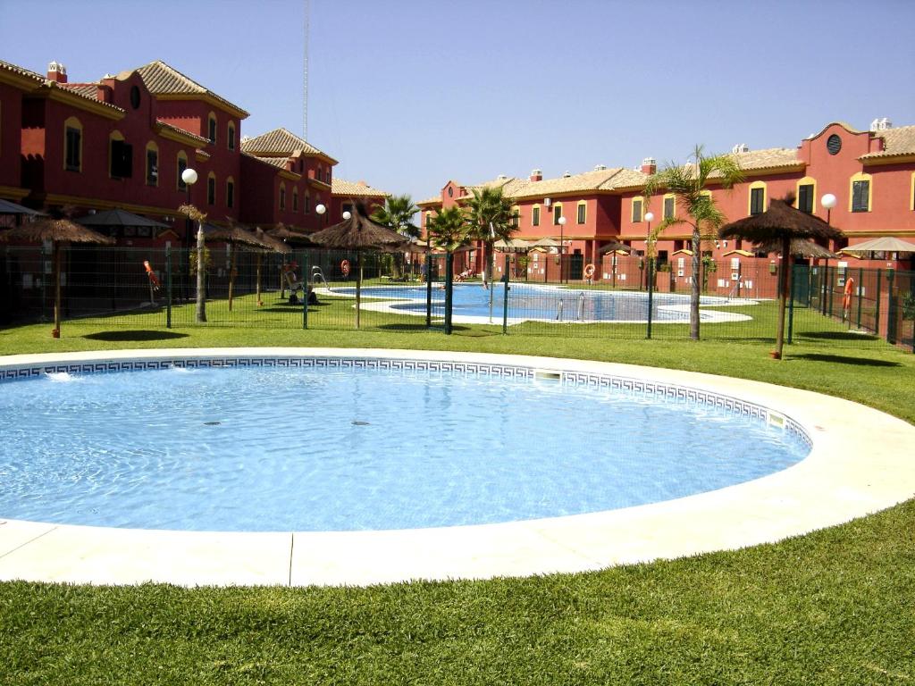 Bazén v ubytování Bonito adosado playas Islantilla nebo v jeho okolí