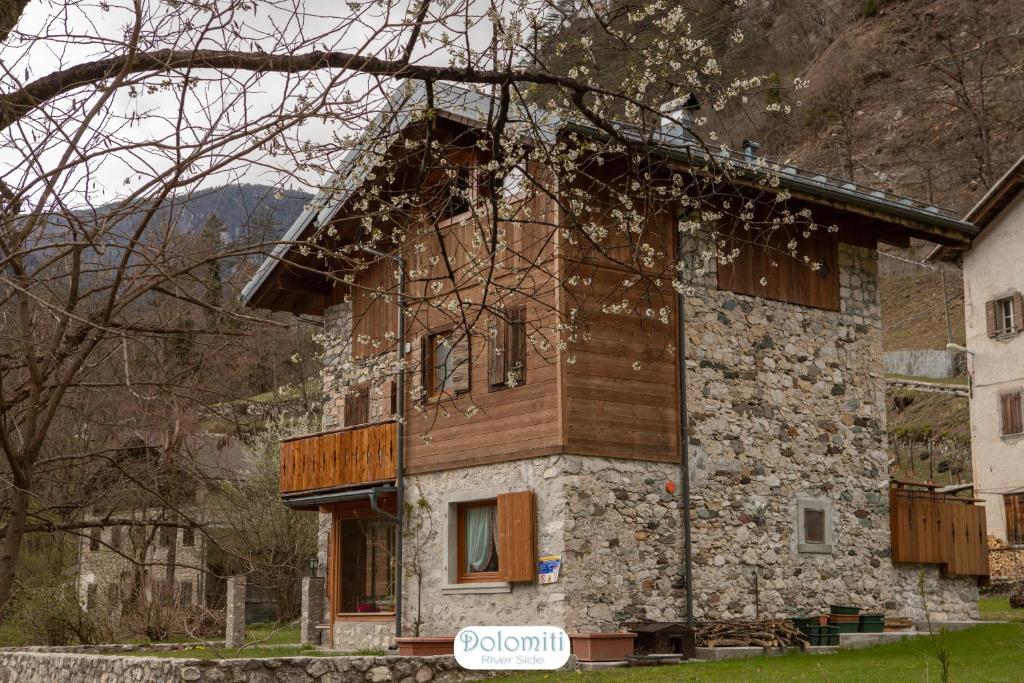una vecchia casa in pietra in montagna di Dolomiti RiverSide a Perarolo di Cadore