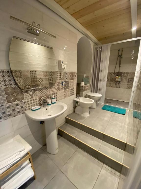 łazienka z umywalką, toaletą i prysznicem w obiekcie Pompei Civico 84 w mieście Scafati