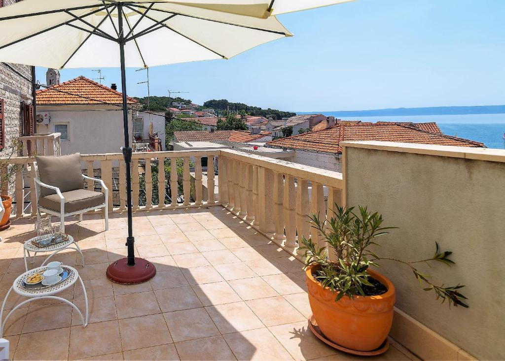 Fotografie z fotogalerie ubytování 4 bedrooms seafront Villa LAURUS with heated pool for up to 8 people v destinaci Sumartin