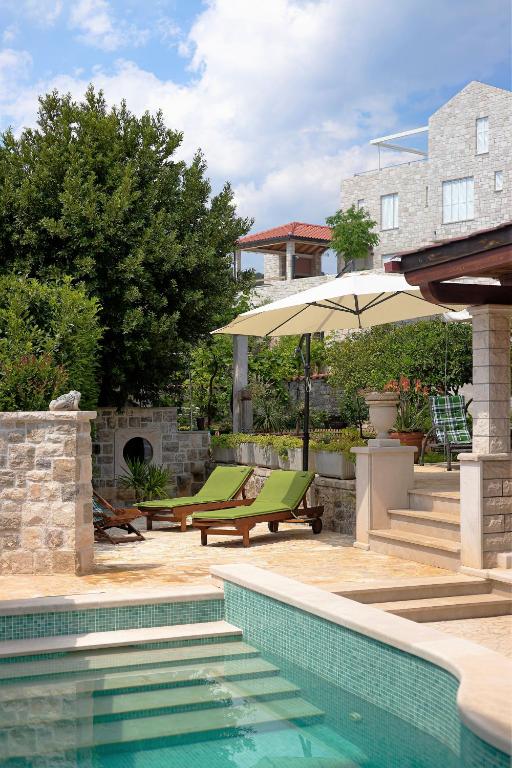 Fotografie z fotogalerie ubytování 4 bedrooms seafront Villa LAURUS with heated pool for up to 8 people v destinaci Sumartin