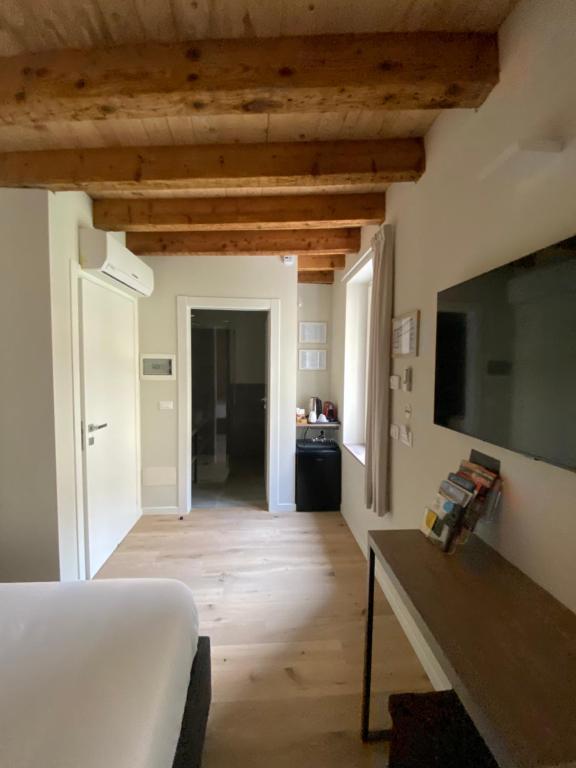 Televízia a/alebo spoločenská miestnosť v ubytovaní Malvezzi24 Boutique Rooms