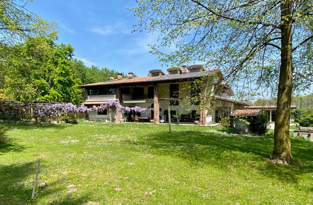 una casa grande con un patio delante en Villa Giulia - Marguareis, en Peveragno