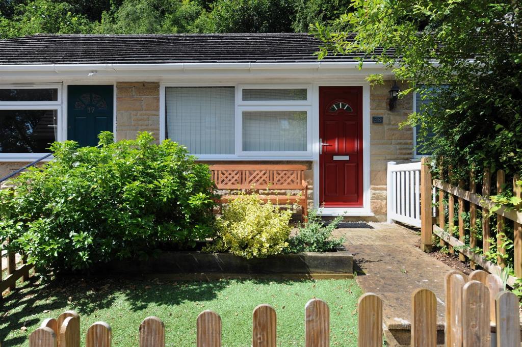 チャーマスにある36 Fernhill Heightsの赤い扉と柵のある家