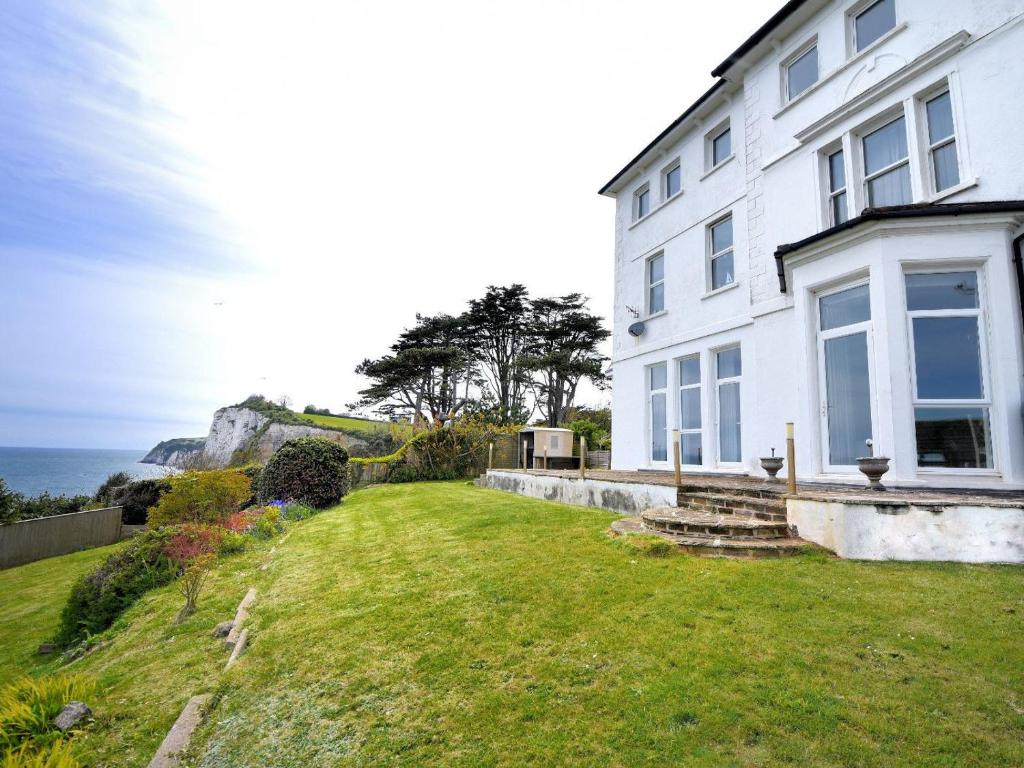 een wit huis met uitzicht op de oceaan bij Ocean View in Seaton