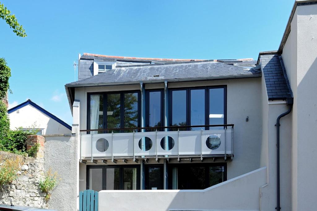 een huis met een balkon aan de zijkant bij No 2, 26 Broad Street in Lyme Regis