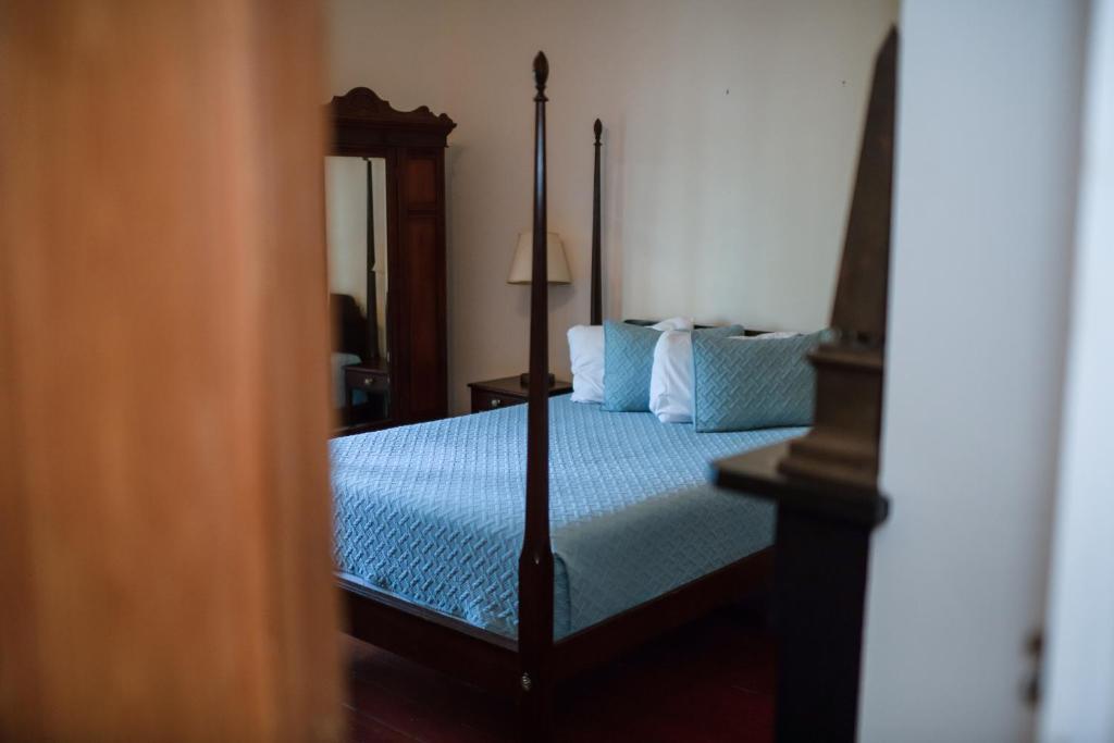 The Esplanade Guesthouse Mansion - Queen Room With Balcony