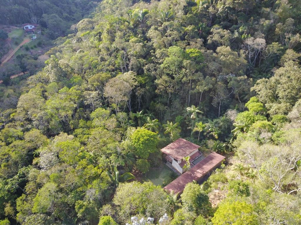 an aerial view of a house in the middle of a forest at Pousada do guariba in Santa Teresa