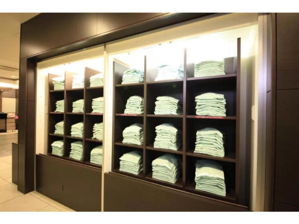 八王子市にあるR&B HOTEL HACHIOJI - Vacation STAY 38819vの巻きタオルが入った表示ケース