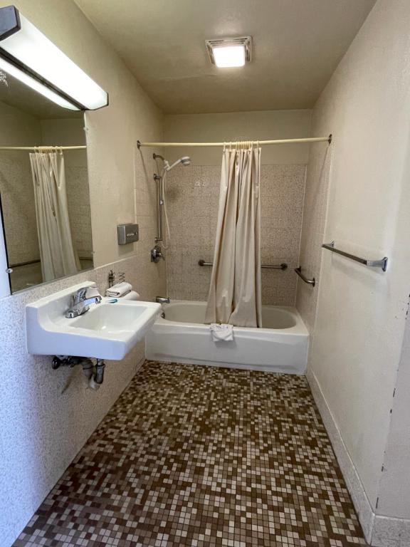 Palms Inn & Suites - Housity