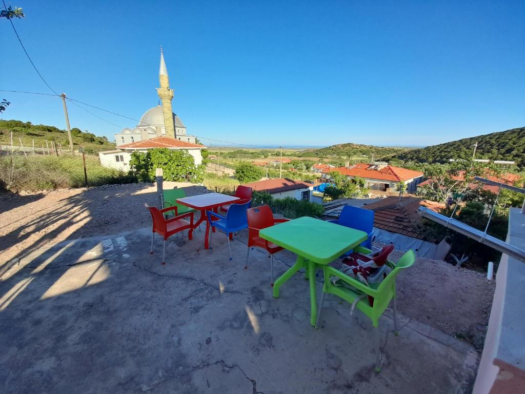 un patio con mesas y sillas y vistas. en ERAY PANSİYON, en Gokceada Town