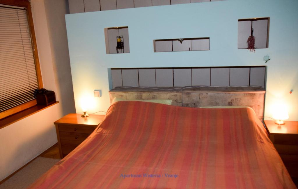 Postel nebo postele na pokoji v ubytování Apartman Wisteria