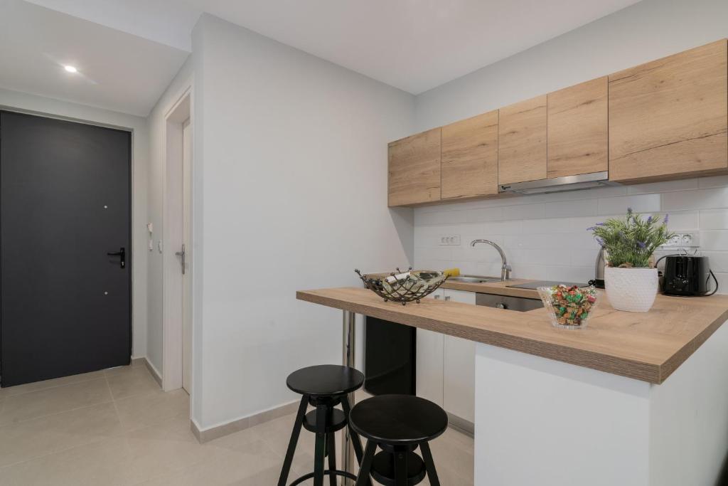 A kitchen or kitchenette at Bright & elegant loft suite in the city center
