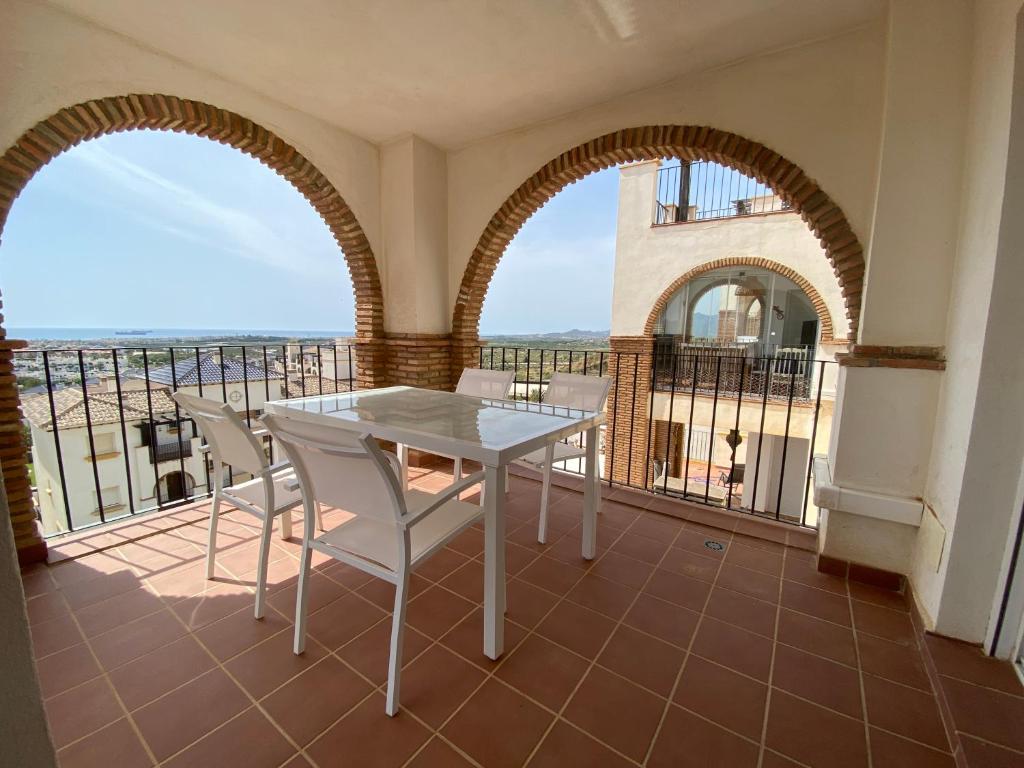 una mesa y sillas en un balcón con vistas al océano en Casa Bellavista del Mar, en Vera