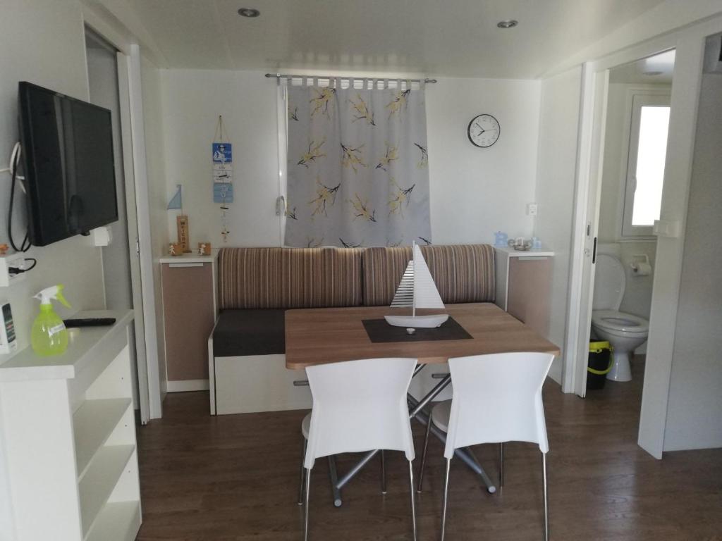 TV a/nebo společenská místnost v ubytování Mobile home Lux otok Murter