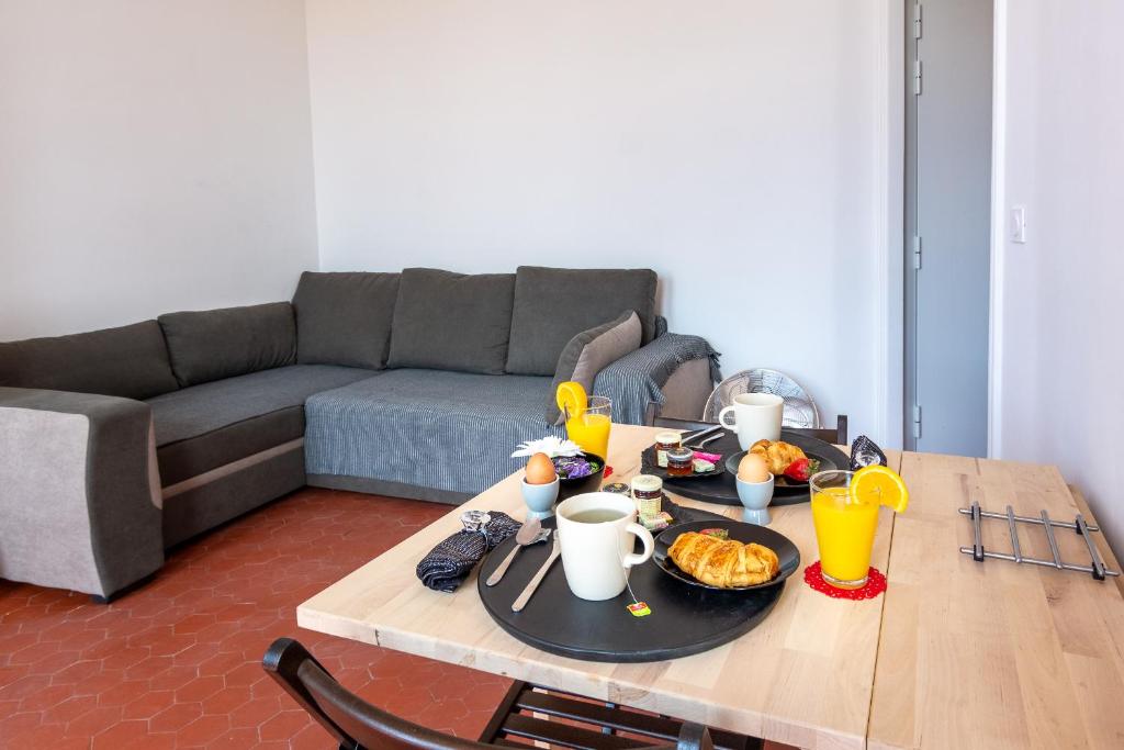 un soggiorno con tavolo e cibo sopra di appart cosy près gare, vieux port, MARSEILLE by Sam a Marsiglia