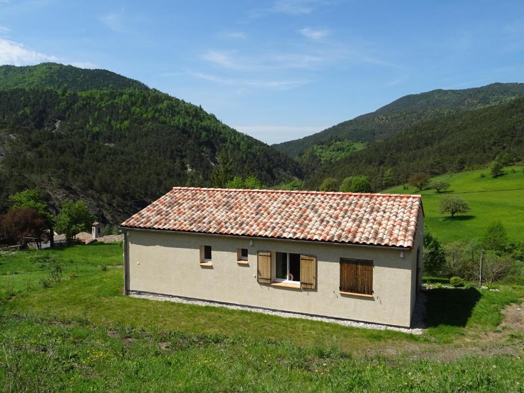 Jolie villa contemporaine avec terrasse et terrain