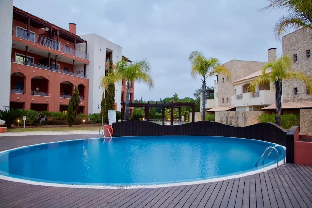 una piscina frente a un edificio en Victoria Gardens Luxury Apartment en Quarteira