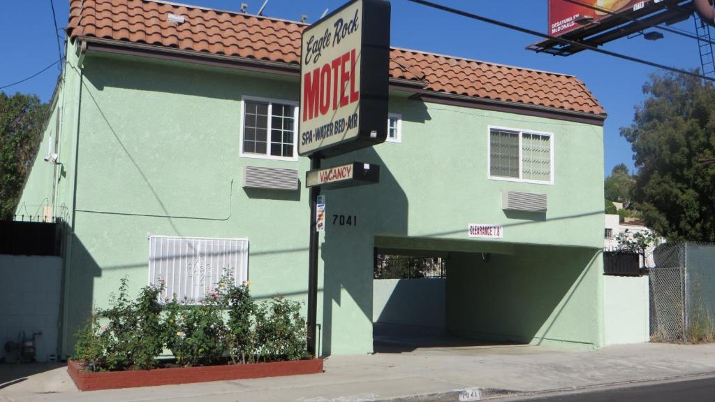 un edificio verde con un cartel de motel delante en Eagle Rock Motel en Los Ángeles