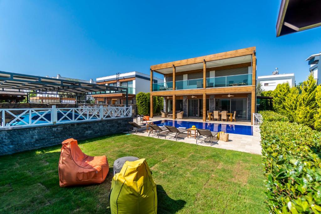 dom z dwoma dmuchanymi przedmiotami na podwórku w obiekcie Deluxe Villa Emilie with Private Swimming Pool w Bodrum