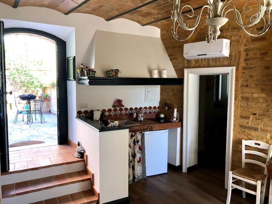 Kuchnia lub aneks kuchenny w obiekcie Casa Rosy nel centro del borgo di Patrignone