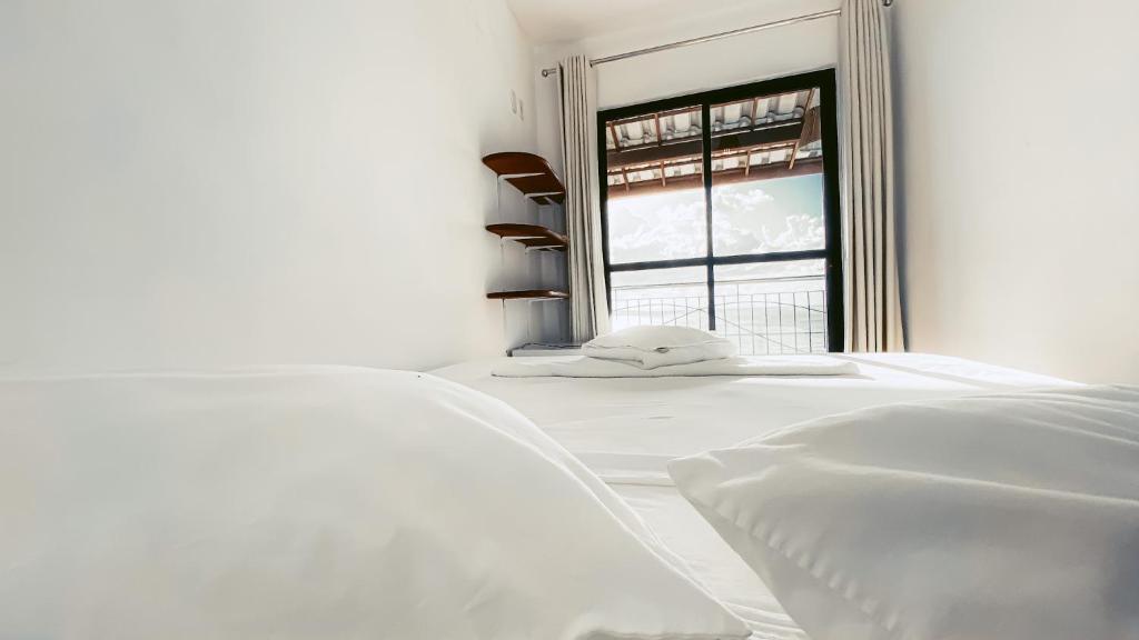 Cama o camas en una habitación en Beautiful Mansion con vistas a la bahía y jacuzzi - Old Town Salvador