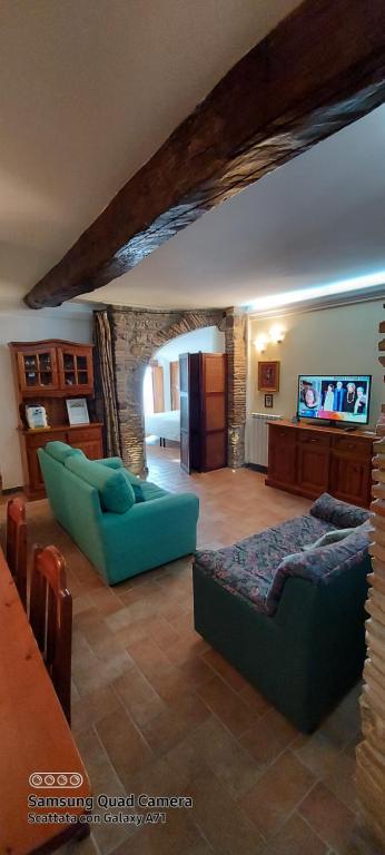 un soggiorno con 2 divani e una TV di Casa Mary a Olevano Romano