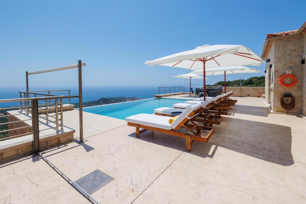 Bazén v ubytovaní Manazil Mani - Luxury Villas alebo v jeho blízkosti