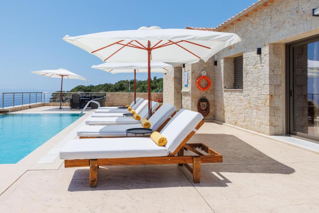 Bazén v ubytovaní Manazil Mani - Luxury Villas alebo v jeho blízkosti