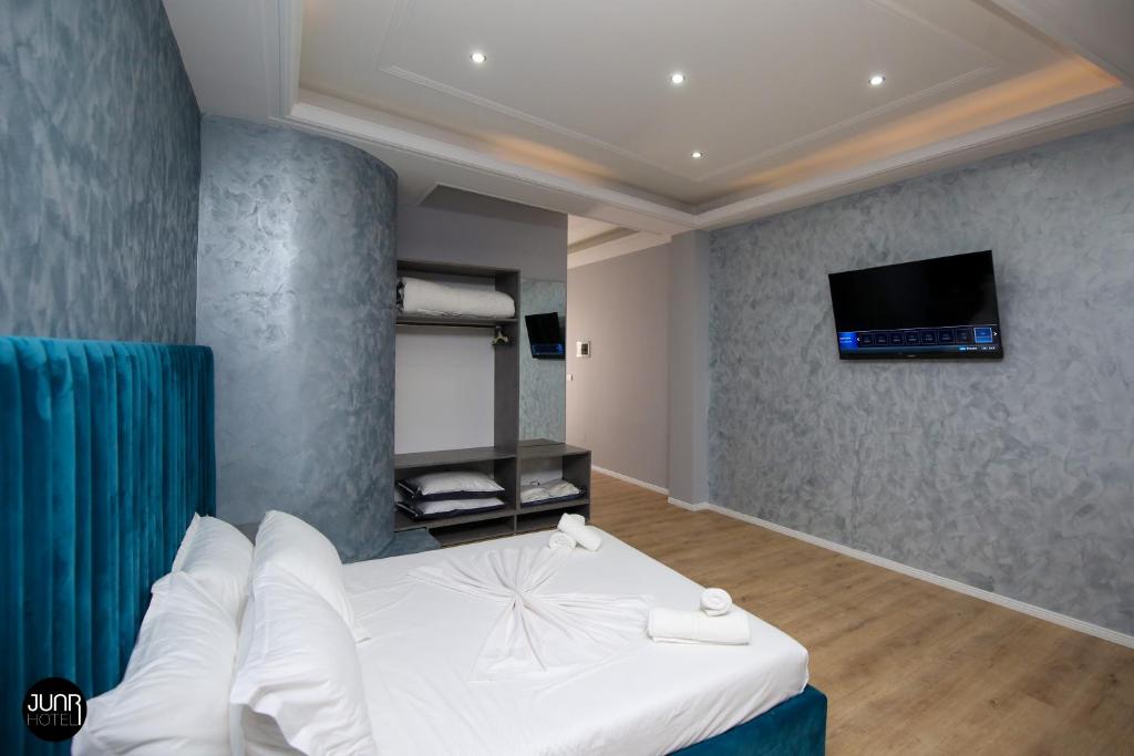 TV a/nebo společenská místnost v ubytování Skyhill Boutique Hotel