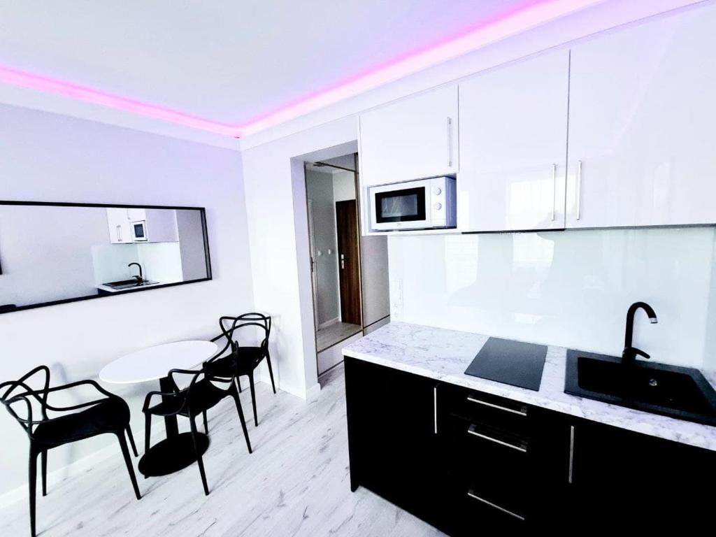 A kitchen or kitchenette at Apartament Golden Loft Studio Mielno - 100m od plaży