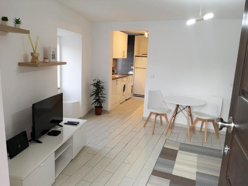 Lemon Tree House Coimbra - Courtyard garden with city views - 13