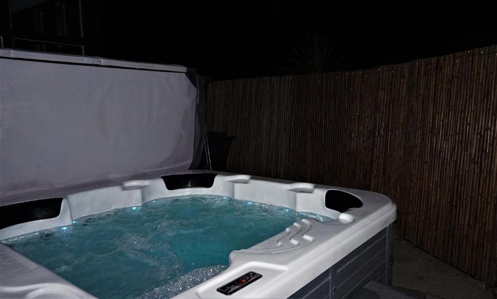 Sheep Dip Cottage - 5* Cyfie Farm, with log burner and private hot tub - Casa De Dos Dormitorios