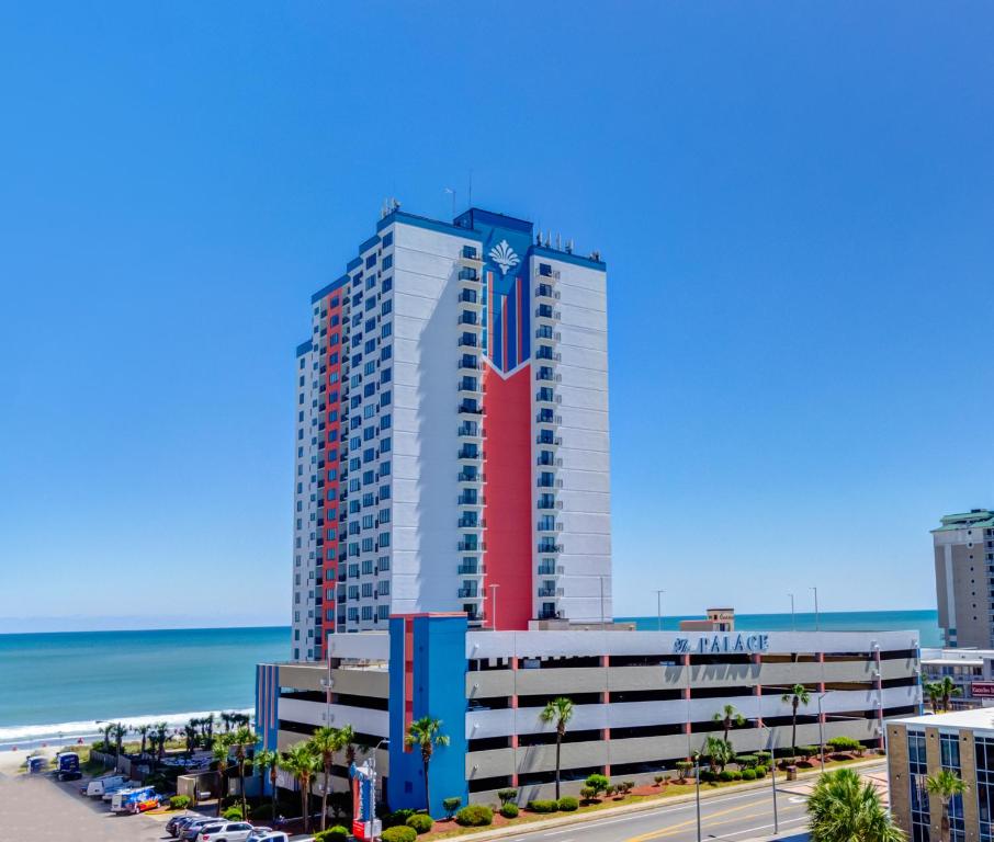 un edificio alto en la playa junto al océano en Palace Resort en Myrtle Beach