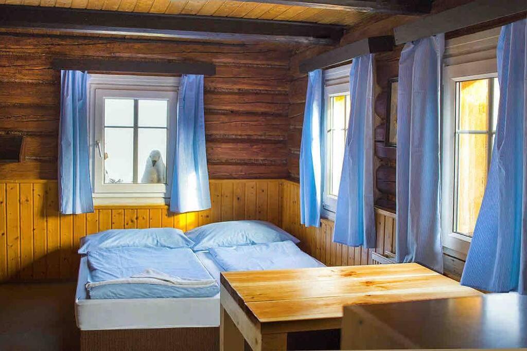 Postel nebo postele na pokoji v ubytování Kořenov 10 chalupa na horách
