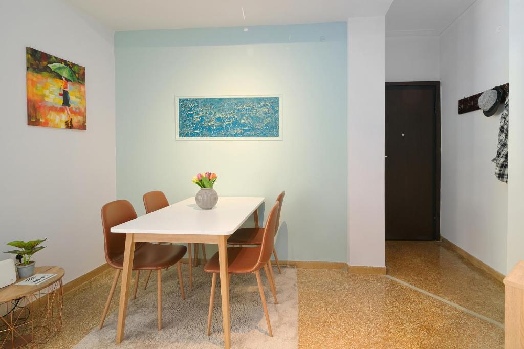 Zdjęcie z galerii obiektu Venias Two-Bedroom apartment Kallimarmaro and Zappeio area w Atenach