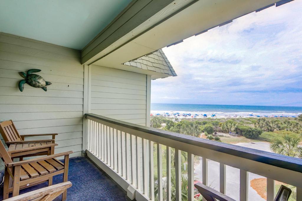 einen Balkon mit Blick auf den Strand in der Unterkunft Sea Cabin 306-A in Isle of Palms